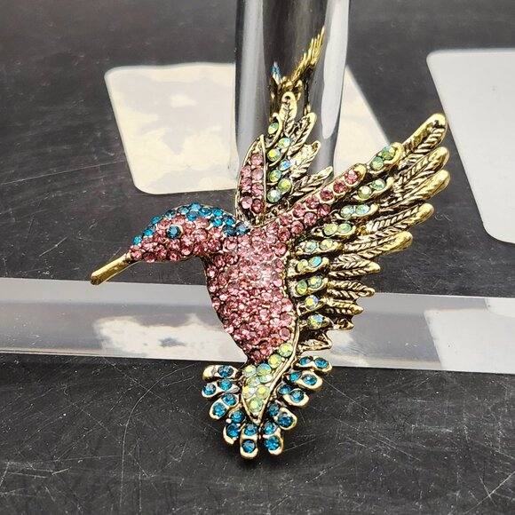 Betsey Johnson Hummingbird Pink, Blue & White Rhinestones Gold Pin Pendant NOS - Picture 3 of 5